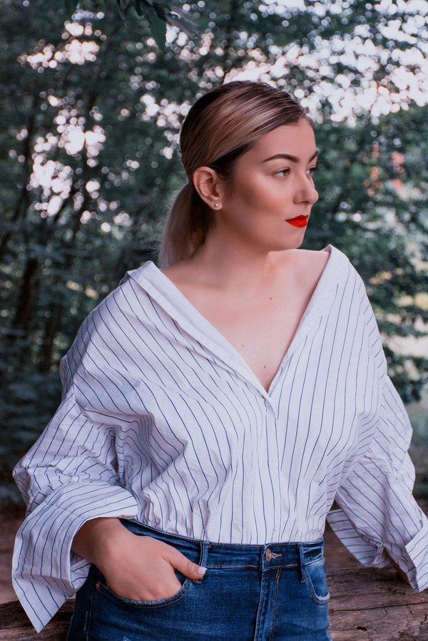 Quelles sont les meilleures méthodes pour porter des chemisiers à manches bouffantes sans paraître trop volumineuse?